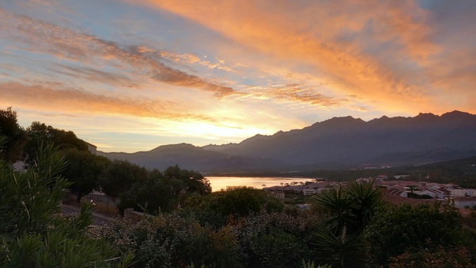 Lever de soleil sur la baie de Calvi (Bernard Lorriaux) Lever de soleil sur la baie de Calvi (Bernard Lorriaux)
