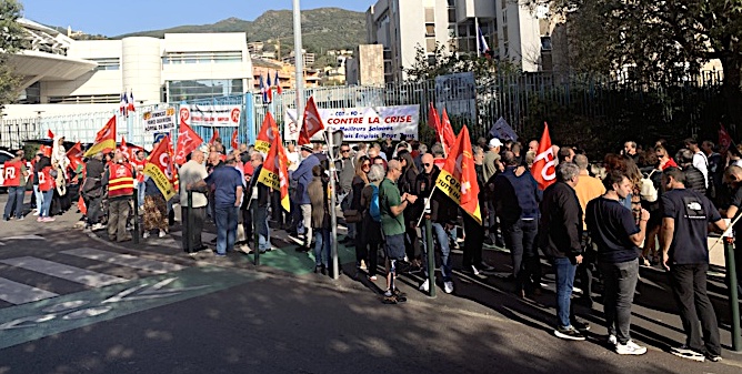 Rassemblement devant la préfecture à Bastia.