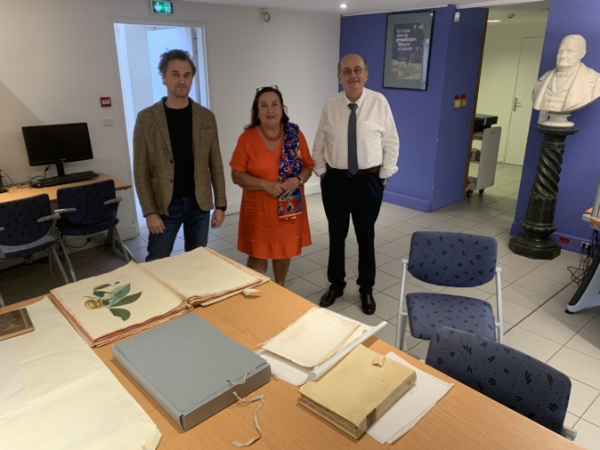 Simone Martini, Linda Piazza et Philippe Peretti devant les livres en phases de restauration. Simone Martini, Linda Piazza et Philippe Peretti devant les livres en phases de restauration.