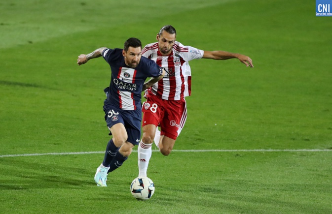 Messi poursuivi par Marchetti file vers le but ajaccien(Photo Michel Luccioni) Messi poursuivi par Marchetti file vers le but ajaccien(Photo Michel Luccioni)