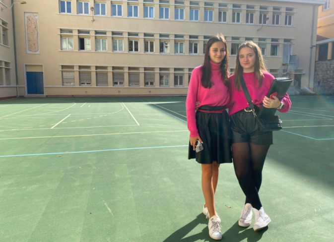 Manon à droite Manon à droite