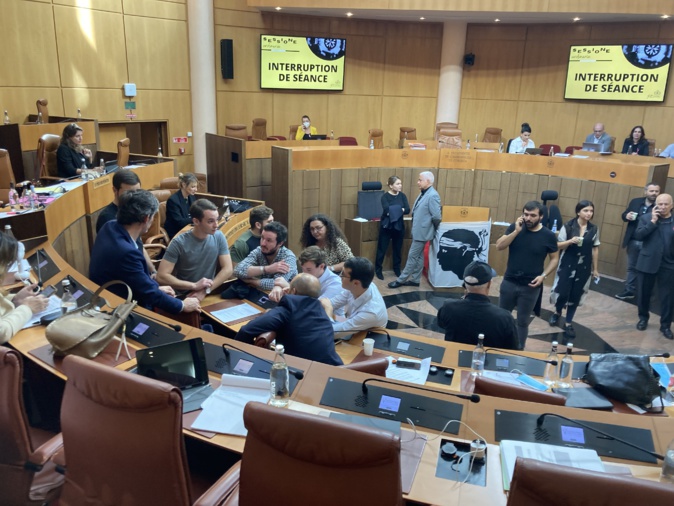 Assemblée de Corse : hémicycle envahi par les collectifs de prisonniers, séance suspendue Assemblée de Corse : hémicycle envahi par les collectifs de prisonniers, séance suspendue