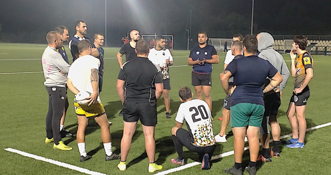 Joan Caudullo avec les joueurs de Isula XV Joan Caudullo avec les joueurs de Isula XV