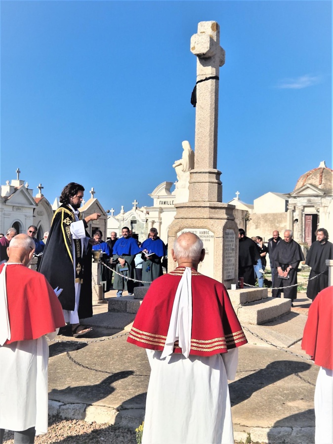 Le père Guillaume pendant l’absoute en présence du père Olivier (Photo François Canonici) Le père Guillaume pendant l’absoute en présence du père Olivier (Photo François Canonici)