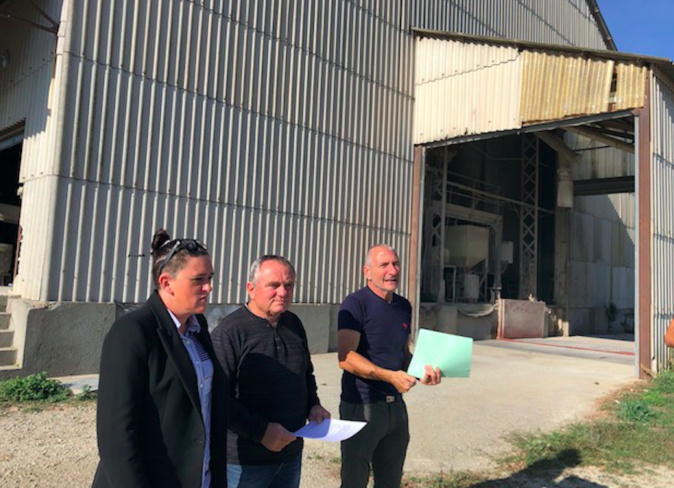 La conférence de presse devant la Vadina, coopérative céréalière de Ghisonaccia La conférence de presse devant la Vadina, coopérative céréalière de Ghisonaccia