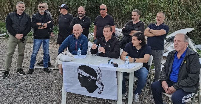 Les militants balanins du PNC sur la plage de Sainte Restitude à Lumio. Photo PNC. Les militants balanins du PNC sur la plage de Sainte Restitude à Lumio. Photo PNC.