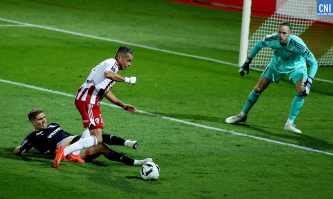 Belaïli dans ses œuvres. (Photo Michel Luccioni) Belaïli dans ses œuvres. (Photo Michel Luccioni)