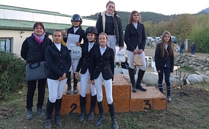 L'heure des récompenses pour les participantes au "grand régional corse de dressage" de Corti L'heure des récompenses pour les participantes au "grand régional corse de dressage" de Corti