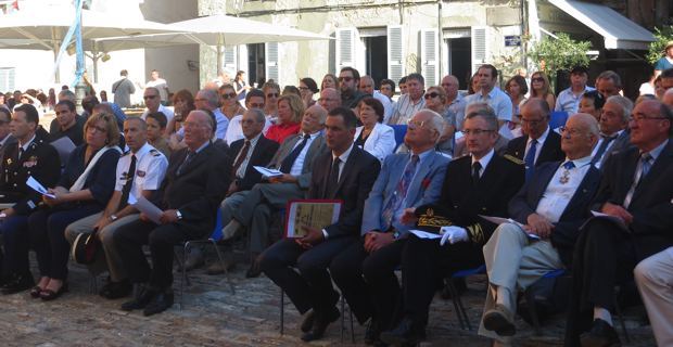 Le maire de Bastia, Gilles Siméoni, entouré des officiels civils et militaires.