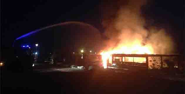 "Chaude nuit" à L'Ile-Rousse : Un établissement de plage et un véhicule Porsche détruits par des incendies criminels