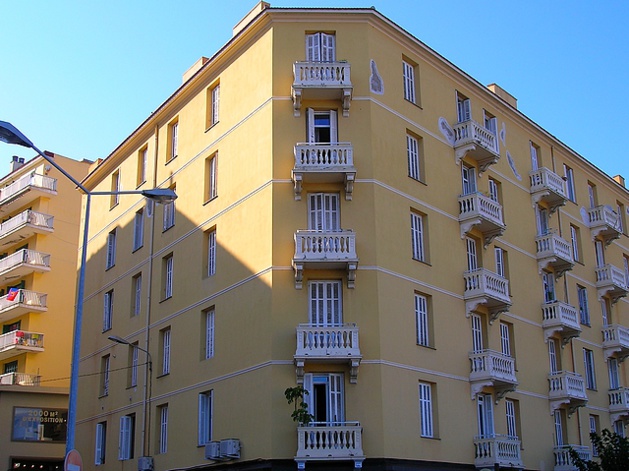 C'est du 5è et dernier étage de cet immeuble qui fait l'angle de la montée Saint-Jean que la victime a chuté lundi. (Photo : Yannis-Christophe Garcia) C'est du 5è et dernier étage de cet immeuble qui fait l'angle de la montée Saint-Jean que la victime a chuté lundi. (Photo : Yannis-Christophe Garcia)