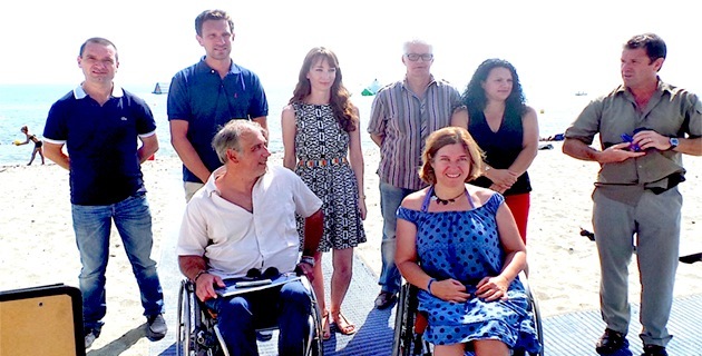 Leslie Pellegri (3ème à partir de la gauche) : Satisfaite après la visite de la délégation de Handiplage