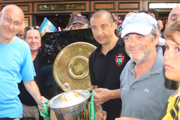 L'Ile-Rousse en "Rouge et Noir" pour accueillir le bouclier de Brennus et la "H Cup" du RC Toulon L'Ile-Rousse en "Rouge et Noir" pour accueillir le bouclier de Brennus et la "H Cup" du RC Toulon
