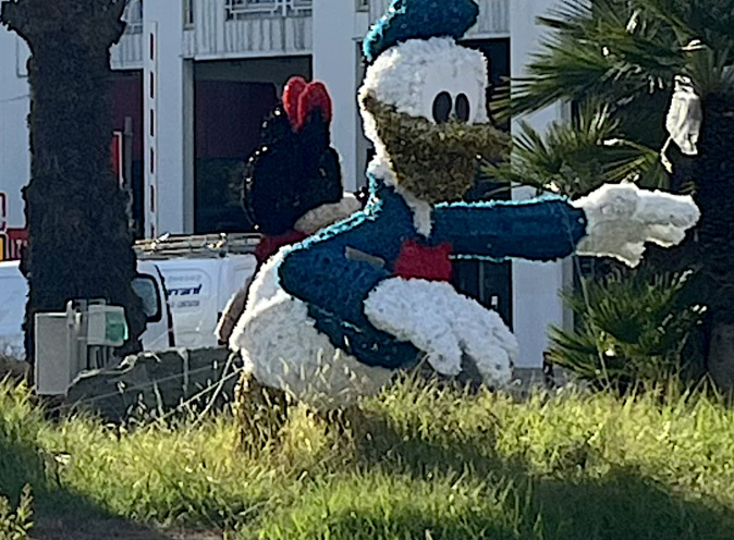 Donald ? Bien dans la tradition de Noël, non ? Donald ? Bien dans la tradition de Noël, non ?