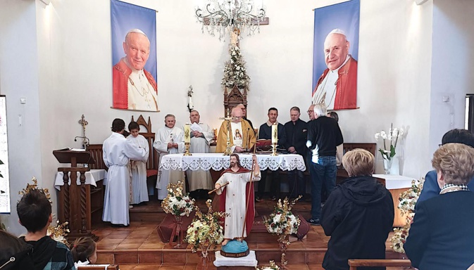 La cérémonie religieuse  officiée par le Père Piotr Swider