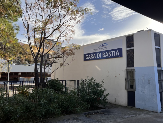 Drame à Bastia : un homme pose sa tête sur les rails quand le train arrive Drame à Bastia : un homme pose sa tête sur les rails quand le train arrive