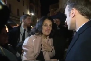 Stéphanie Colonna interpelle Emmanuel Macron à la sortie du musée Fesch à Ajaccio lors de sa visite en Corse en Février 2018. Elle demandait le rapprochement de son époux (Archives CNI)