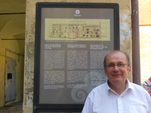 Philippe Peretti devant un panneau de la nouvelle signalétique patrimoniale. Philippe Peretti devant un panneau de la nouvelle signalétique patrimoniale.