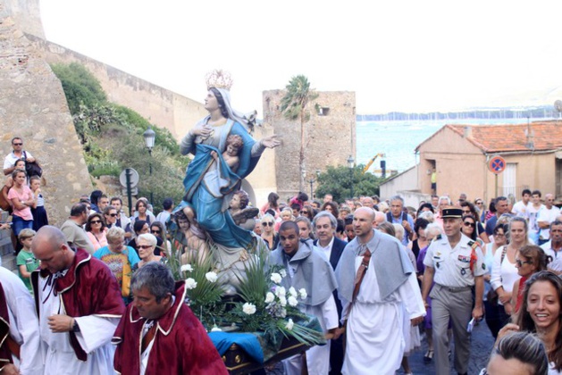 Procession de Sainte Marie à Calvi en présence de l’Evêque de Nice Procession de Sainte Marie à Calvi en présence de l’Evêque de Nice
