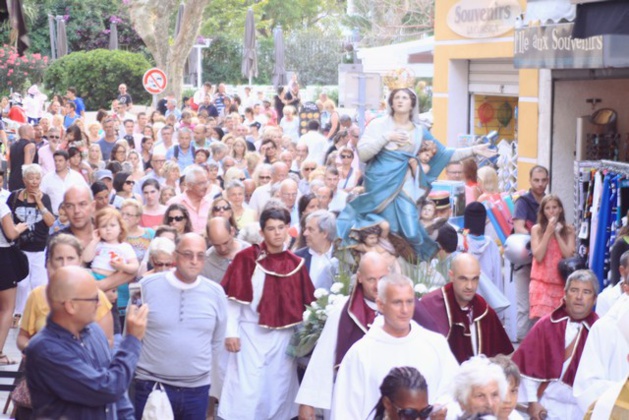 Procession de Sainte Marie à Calvi en présence de l’Evêque de Nice