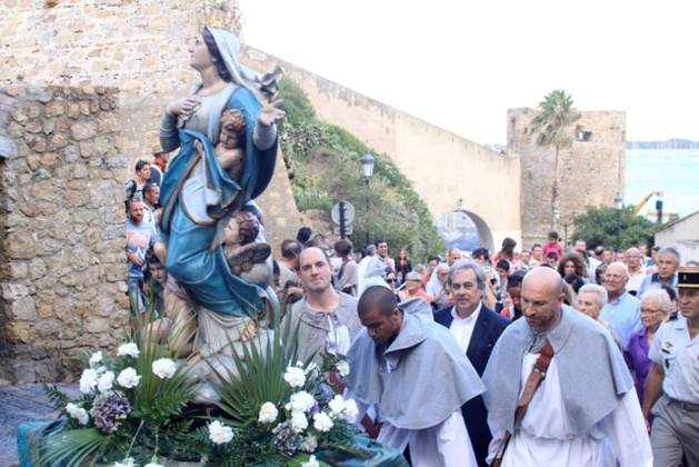 Procession de Sainte Marie à Calvi en présence de l’Evêque de Nice Procession de Sainte Marie à Calvi en présence de l’Evêque de Nice