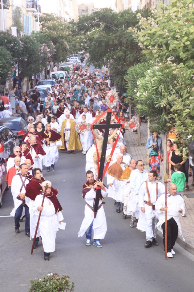 Procession de Sainte Marie à Calvi en présence de l’Evêque de Nice Procession de Sainte Marie à Calvi en présence de l’Evêque de Nice