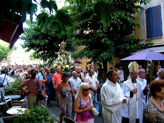 La foule a suivi les pas de la Madunuccia dans les rues de la cité Impériale, derrière l'Evêque et les Confréries. (Photo : Yannis-Christophe Garcia)