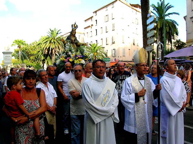 La procession a ensuite repris sa route vers la Cathédrale, signant ainsi la fin de la cérémonie vers 19 heures. (Photo : Yannis-Christophe Garcia) La procession a ensuite repris sa route vers la Cathédrale, signant ainsi la fin de la cérémonie vers 19 heures. (Photo : Yannis-Christophe Garcia)
