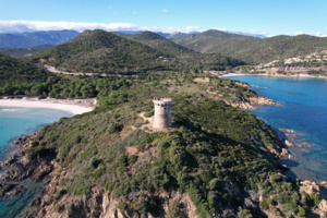 La photo du jour : Fautea protégé par sa tour génoise La photo du jour : Fautea protégé par sa tour génoise