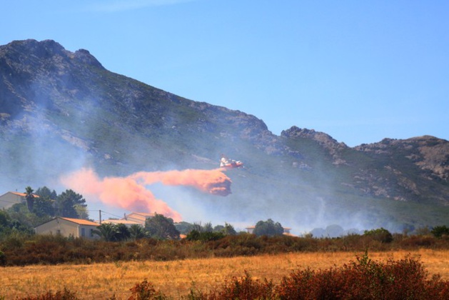 Les trackers ont largué du produit retardant à Suare Les trackers ont largué du produit retardant à Suare