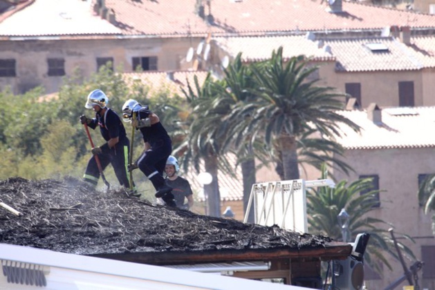 Incendie spectaculaire sur la plage de L'Ile-Rousse Incendie spectaculaire sur la plage de L'Ile-Rousse