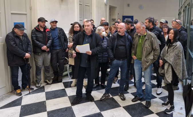 Les militants lors de la conférence de presse Les militants lors de la conférence de presse