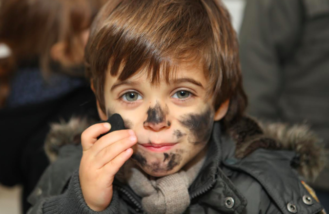Les jeunes avaient pour usage de se noircir le visage avec du charbon et de l'huile. Les jeunes avaient pour usage de se noircir le visage avec du charbon et de l'huile.