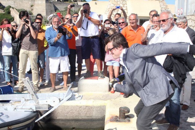 Thomas Dutronc parrain de la vedette SNS 128 « Notre-Dame de la Serra » de Calvi Thomas Dutronc parrain de la vedette SNS 128 « Notre-Dame de la Serra » de Calvi