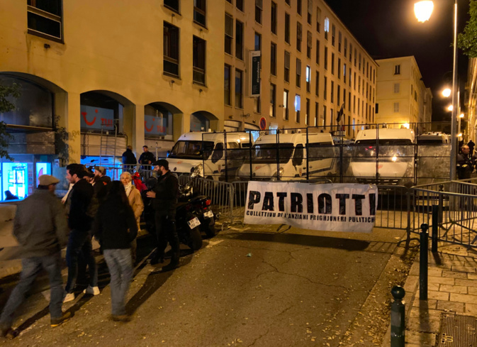 Plus de 200  personnes en soutien à Pierre Paoli, devant le commissariat d'Ajaccio