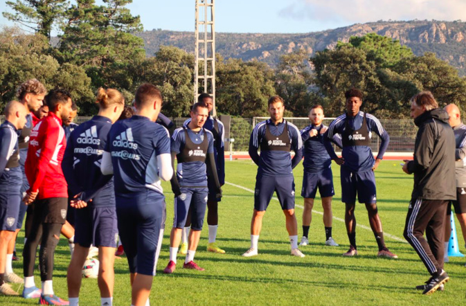Une partie de l'équipe avec le coach Une partie de l'équipe avec le coach