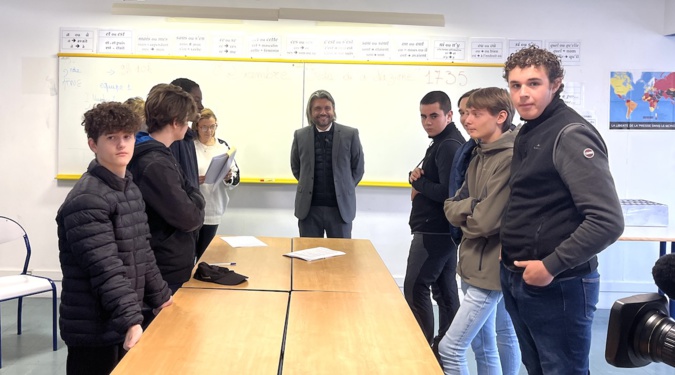 Le recteur Jean-Philippe Agresti avec des élèves Le recteur Jean-Philippe Agresti avec des élèves