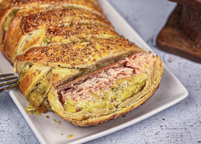 A table : tresse feuilletée saumon et poireaux avec #lapetitecuisinedemarie A table : tresse feuilletée saumon et poireaux avec #lapetitecuisinedemarie