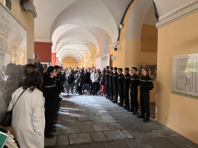 De nombreux élèves et leurs enseignants ont participé à l’inauguration de la salle De nombreux élèves et leurs enseignants ont participé à l’inauguration de la salle
