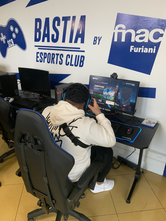 La Gaming Room dispose de plusieurs postes de jeu pour des joutes en ligne. La Gaming Room dispose de plusieurs postes de jeu pour des joutes en ligne.