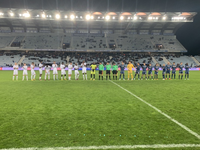 Les équipes en présence au coup d’envoi Les équipes en présence au coup d’envoi