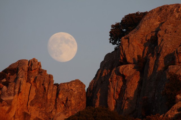 Calvi : Quand le soleil a rendez-vous avec la… lune à Notre-Dame de la Serra Calvi : Quand le soleil a rendez-vous avec la… lune à Notre-Dame de la Serra