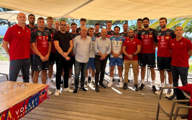 Frédéric Ferrandez avec l'effectif du GFCA Frédéric Ferrandez avec l'effectif du GFCA