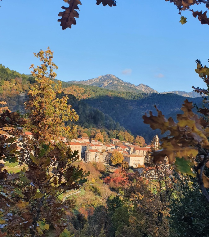 La photo du jour : u bellu paese di Ghisoni dans son écrin automnal La photo du jour : u bellu paese di Ghisoni dans son écrin automnal