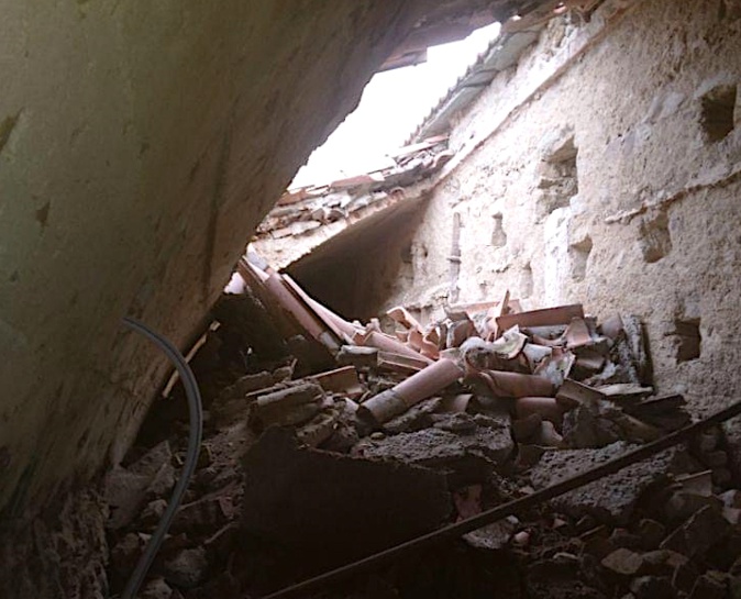 Un trou béant dans le toit de l'église Un trou béant dans le toit de l'église