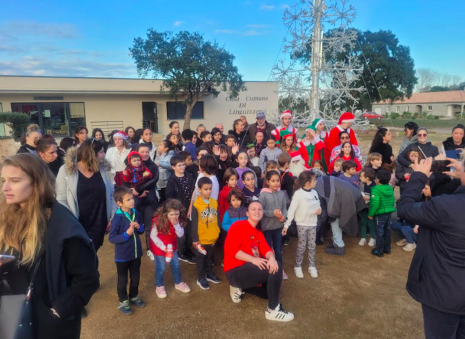 Babbu Natale entouré des enfants des écoles de la commune