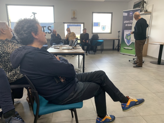 Fred Antonetti au tableau blanc. Fred Antonetti au tableau blanc.