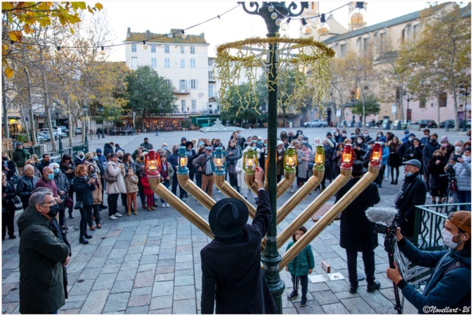Allumage de chandeliers géants à Bastia, Ajaccio et Porto-Vecchio comme les années précédentes: Allumage de chandeliers géants à Bastia, Ajaccio et Porto-Vecchio comme les années précédentes: