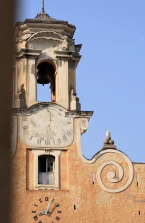 Remettre les pendules à l'heure de l'église Saint-Charles et du palais des Gouverneurs Remettre les pendules à l'heure de l'église Saint-Charles et du palais des Gouverneurs