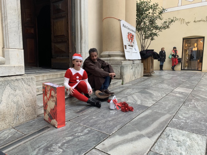 Magie de Noël, la petite fille rendra le sourire au SDF. Magie de Noël, la petite fille rendra le sourire au SDF.